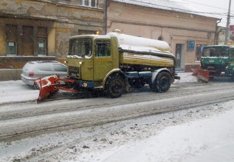 Oradea sub nămeţi: RER Ecologic a scos pe străzi 17 utilaje de pluguit (FOTO)